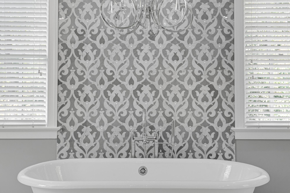 Papier peint imitation carrelage pour sublimer sa salle de bain