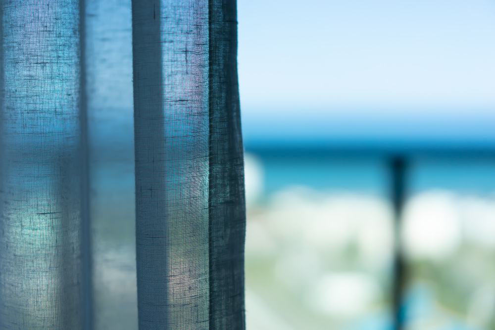 sélectionner des rideaux inspirés de la mer pour une décoration estivale et apaisante