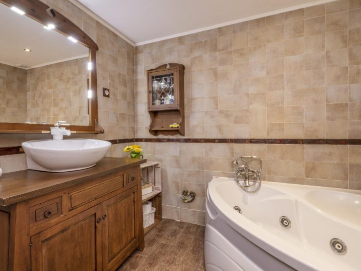 Salle de bain en travertin et bois : allier naturel et élégance pour un espace unique