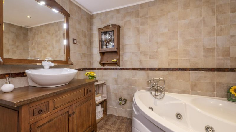 Salle de bain en travertin et bois : allier naturel et élégance pour un espace unique