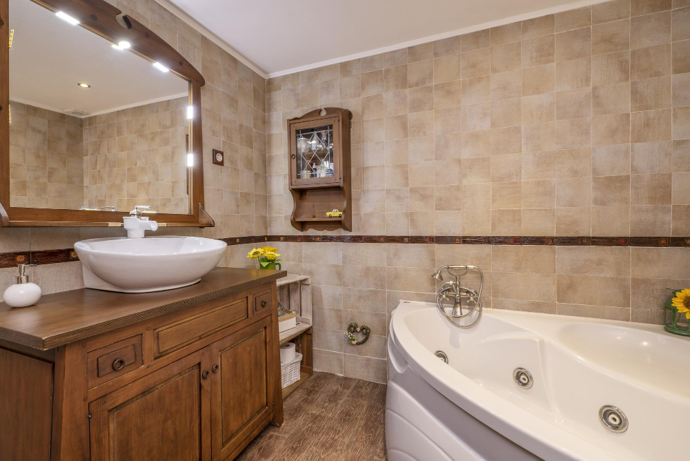 Salle de bain en travertin et bois : allier naturel et élégance pour un espace unique