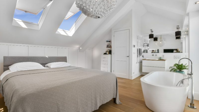 Aménager une petite salle de bain ouverte sur la chambre pour gagner de l&rsquo;espace