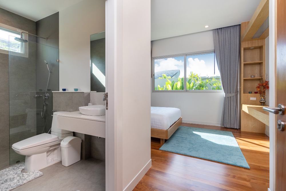 Aménager une petite salle de bain ouverte sur la chambre