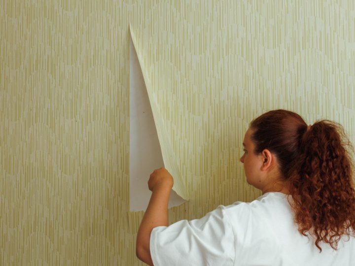 Les astuces incontournables pour décoller du papier peint imperméable sans endommager vos murs