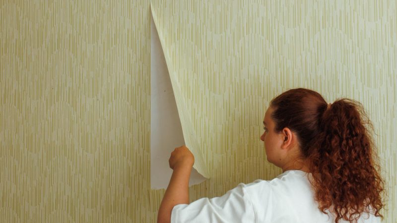 Les astuces incontournables pour décoller du papier peint imperméable sans endommager vos murs