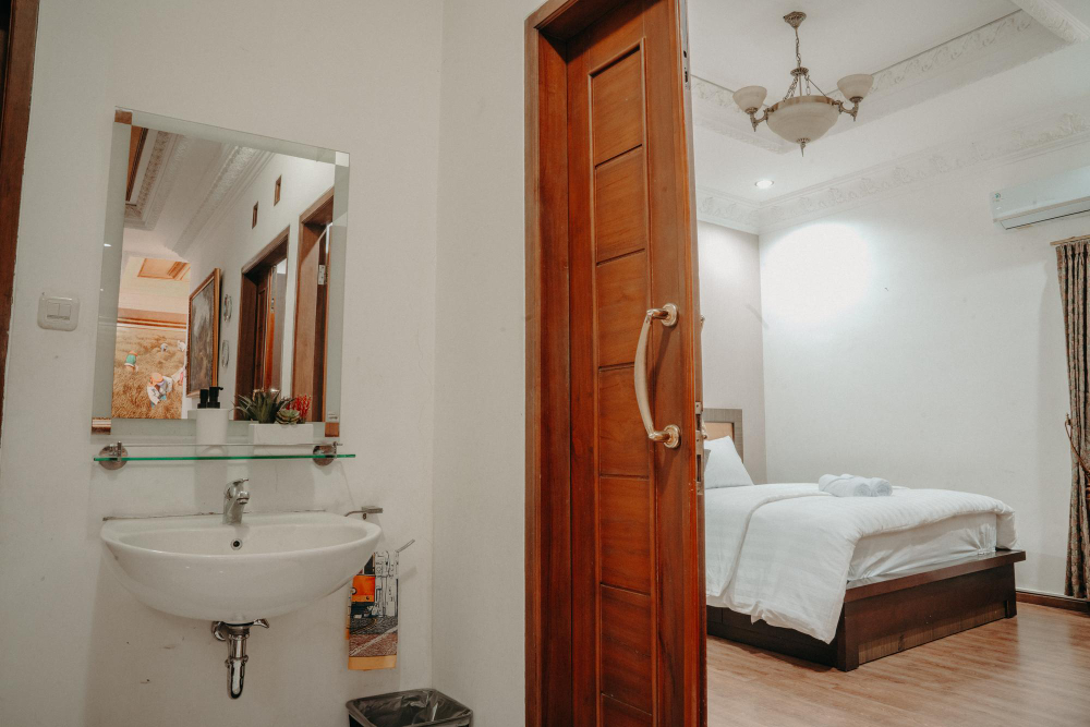 une petite salle de bain ouverte sur la chambre